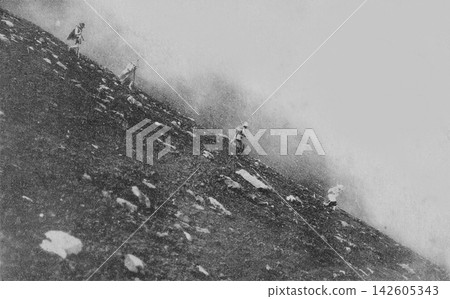 1917 年的老照片:登山客們正在下富士山的沙坡。 1917 年的老照片:登山客們正在下富士山的沙坡。 142605343