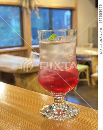 鮮豔的粉紅色紫蘇汁 鮮豔的粉紅色紫蘇汁 142605636