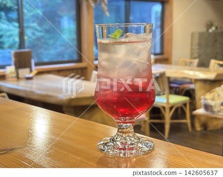 鮮豔的粉紅色紫蘇汁 鮮豔的粉紅色紫蘇汁 142605637