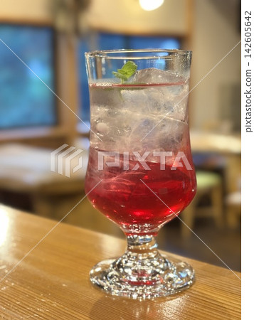 鮮豔的粉紅色紫蘇汁 鮮豔的粉紅色紫蘇汁 142605642
