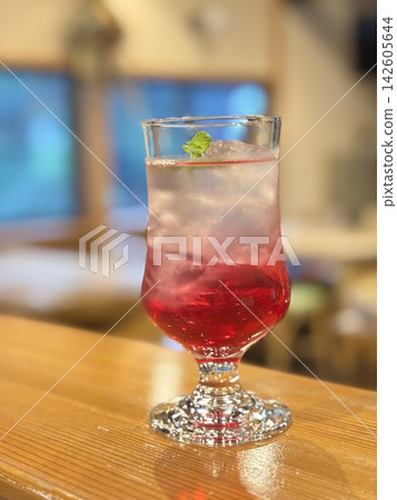 鮮豔的粉紅色紫蘇汁 鮮豔的粉紅色紫蘇汁 142605644