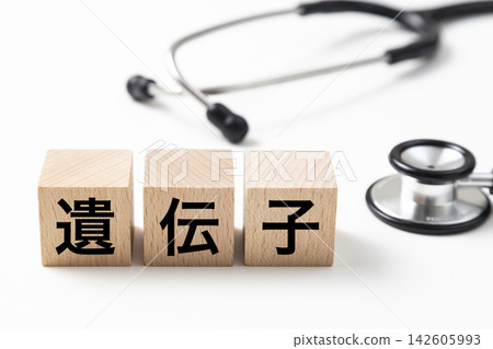 一個標有“基因”的方塊和一個聽診器。 一個標有“基因”的方塊和一個聽診器。 142605993