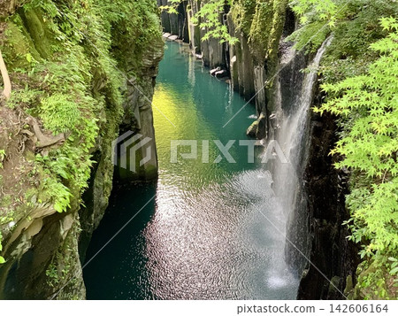 真奈瀑布位於宮崎縣高千穗町的高千穗峽谷（五瀨川谷），瀑布飛濺的水花倒映在碧綠的水面上。 142606164
