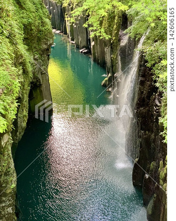 真奈瀑布位於宮崎縣高千穗町的高千穗峽谷(五瀨川谷),瀑布飛濺的水花倒映在碧綠的水面上。 真奈瀑布位於宮崎縣高千穗町的高千穗峽谷(五瀨川谷),瀑布飛濺的水花倒映在碧綠的水面上。 142606165