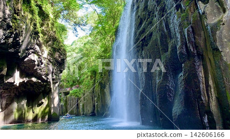 A boat tour offering a close-up view of Manai Falls and columnar jointed rock formations in Takachiho Gorge (Gokase River Valley) / Takachiho Town, Miyazaki Prefecture. A boat tour offering a close-up view of Manai Falls and columnar jointed rock formations in Takachiho Gorge (Gokase River Valley) / Takachiho Town, Miyazaki Prefecture. 142606166