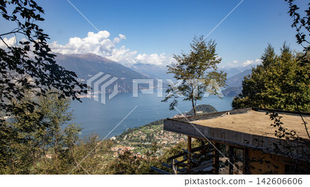 wooden bench near the lakeComo lake,Italy 142606606