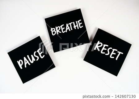 Pause, Breathe, Reset message on paper note flat lay on pink background 142607130