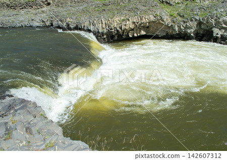 河水奔騰過岩石(蒙古鄂爾渾河谷) 河水奔騰過岩石(蒙古鄂爾渾河谷) 142607312