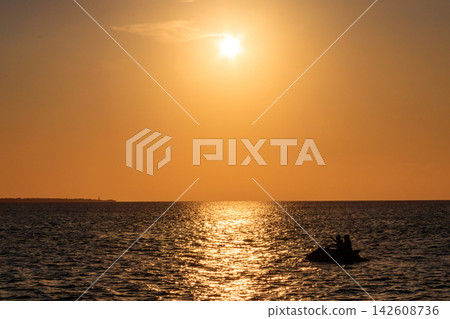 Silhouette of personal watercraft in the Indian ocean at sunset in Zanzibar, Tanzania 142608736