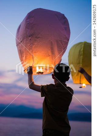 happy couple with backpacks traveling in the sunset happy couple with backpacks traveling in the sunset 142609175