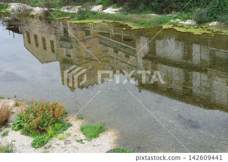 Still water mirrors historic architecture Still water mirrors historic architecture 142609441