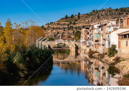 Puente medieval Puente medieval 142609596