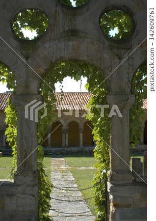 Stone archway entering courtyard of Colegiata de Santillana del Mar 142609761