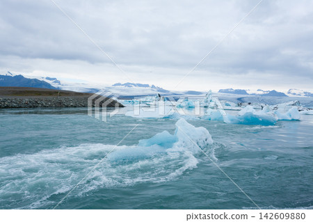 Icebergs on water, Jokulsarlon glacial lake, Iceland Icebergs on water, Jokulsarlon glacial lake, Iceland 142609880