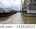 暴雨引發洪水，道路淹水。 142610415