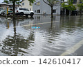 被洪水淹沒的道路上漂浮著雜物 142610417
