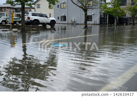 被洪水淹沒的道路上漂浮著雜物 被洪水淹沒的道路上漂浮著雜物 142610417