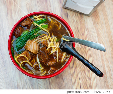 Traditional chinese soup with beef and noodles closeup 142612033
