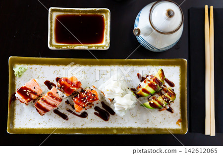 Uramaki roll with salmon, avocado and cream cheese Uramaki roll with salmon, avocado and cream cheese 142612065