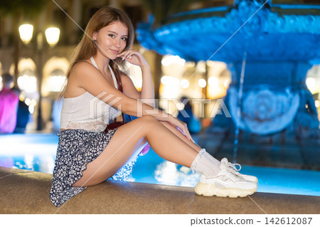 Young woman sits on fountain in Royal Square, Barcelona 142612087