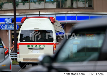 一輛救護車正在執行緊急任務的圖片。 一輛救護車正在執行緊急任務的圖片。 142612282
