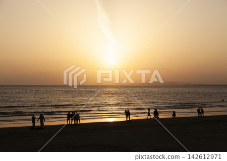 傍晚時分，人們在湘南市片瀨西濱海邊消磨時光。 142612971