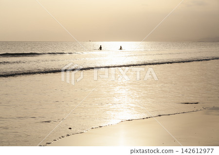 湘南久沼海灘:夕陽下波光粼粼的大海。 湘南久沼海灘:夕陽下波光粼粼的大海。 142612977