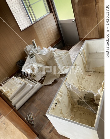 拆卸並整理空房子裡遺留下來的冰箱。 拆卸並整理空房子裡遺留下來的冰箱。 142613730