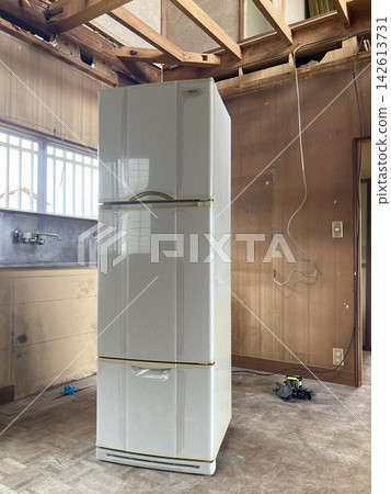 拆卸並整理空房子裡遺留下來的冰箱。 拆卸並整理空房子裡遺留下來的冰箱。 142613731