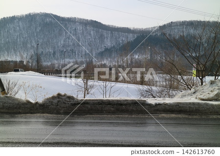 北海道延輕町白瀧村延輕國道沿線的冬季景色 北海道延輕町白瀧村延輕國道沿線的冬季景色 142613760