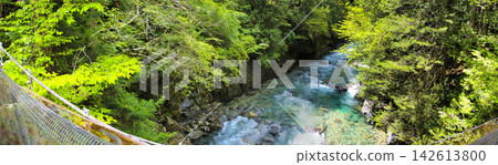 籠罩在藍色之中的神秘山谷。 籠罩在藍色之中的神秘山谷。 142613800