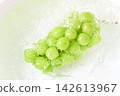 Wash the Shine Muscat grapes under running water. 142613967