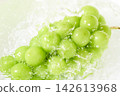 Wash the Shine Muscat grapes under running water. 142613968