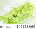 Wash the Shine Muscat grapes under running water. 142613969
