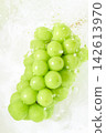 Wash the Shine Muscat grapes under running water. 142613970