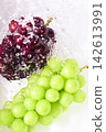Wash the Shine Muscat and Kyoho grapes under running water. 142613991