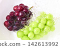 Wash the Shine Muscat and Kyoho grapes under running water. 142613992
