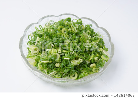 Chopped green onions (ingredients) Chopped green onions (ingredients) 142614062