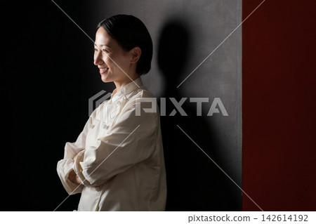 一位陷入沉思的女廚師 一位陷入沉思的女廚師 142614192