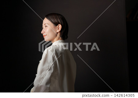 一位雙臂交叉的女廚師。 一位雙臂交叉的女廚師。 142614305