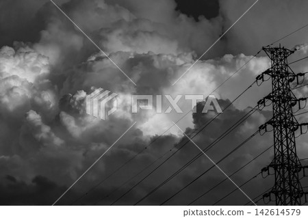 夏日傍晚的高壓輸電線路和雲層。黑白照片。 142614579