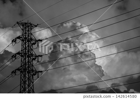 夏日傍晚的高壓輸電線路和雲層。黑白照片。 夏日傍晚的高壓輸電線路和雲層。黑白照片。 142614580