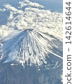 從飛機上看到的富士山雪景和雲海。 142614644