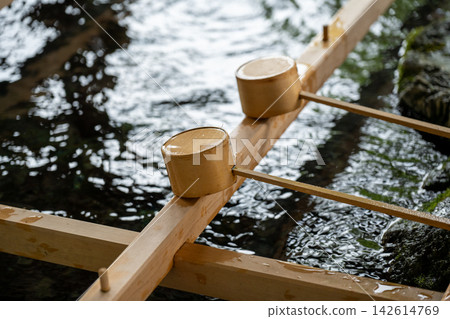 Scenery of water flowing from ladle in chozuya Scenery of water flowing from ladle in chozuya 142614769