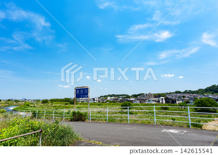 穿過東京都日野市南平淺川一番橋 142615541