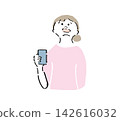 一幅筆觸隨意的正面插圖，描繪了一位女性漱口以預防感冒。 142616032