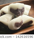 A plate overflowing with sweet bean paste mochi 142616596