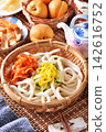 korean kimichi cold udon noodles 142616752