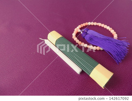 佛教儀式中的寧靜時刻:念珠、老僧和香火。 佛教儀式中的寧靜時刻:念珠、老僧和香火。 142617092