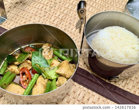 泰式傳統便當盒(pinto)裡的米飯。 泰式傳統便當盒(pinto)裡的米飯。 142617816